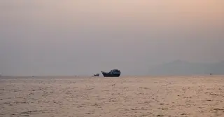 যুক্তরাষ্ট্রের হামলার পর ইরানের পাল্টা আঘাত; বাহরাইন-কুয়েতে মার্কিন স্থাপনা লক্ষ্যবস্তু